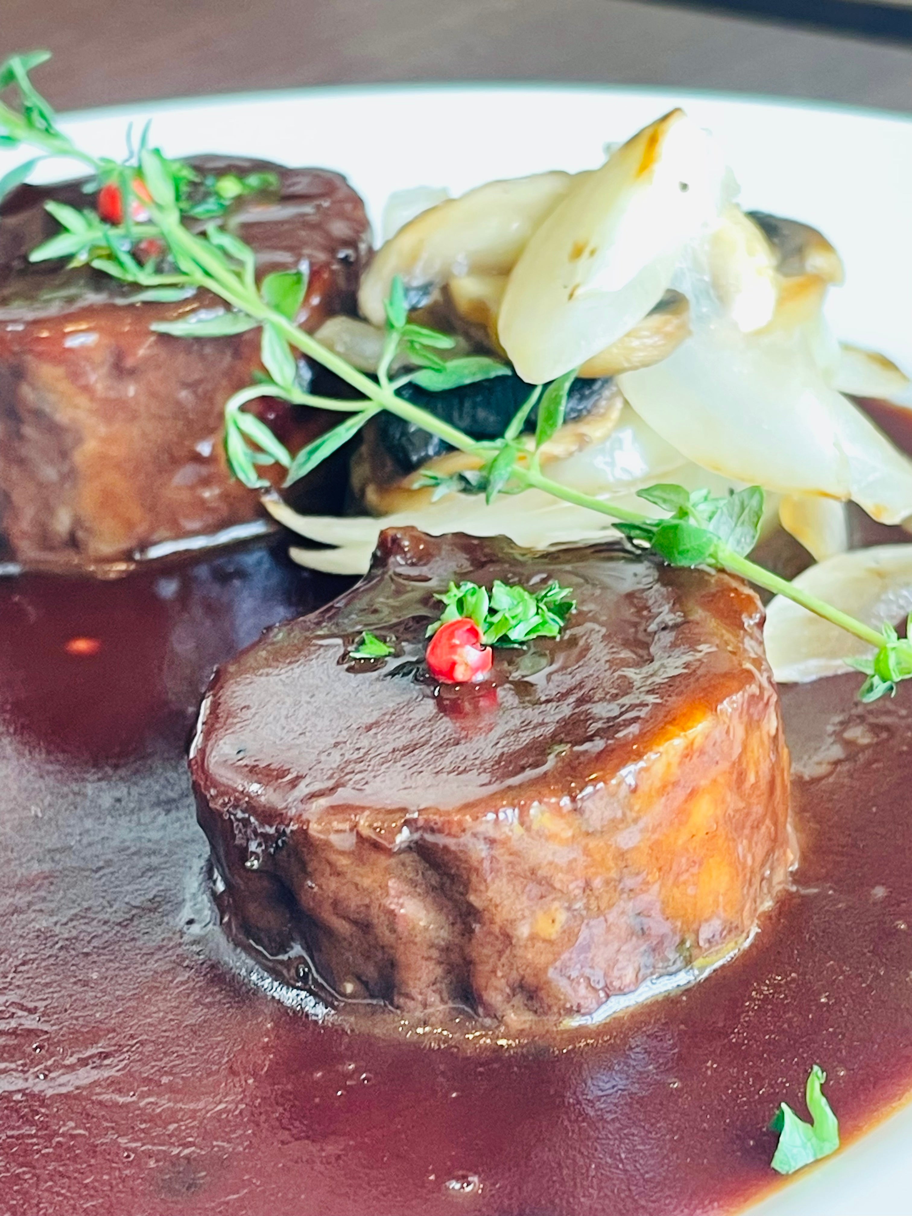 牛ホホ肉の赤ワイン煮込み　250g